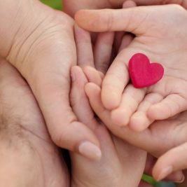 Міжнародний день сім'ї - листівки та привітання до свята. Бережіть найцінніше.
