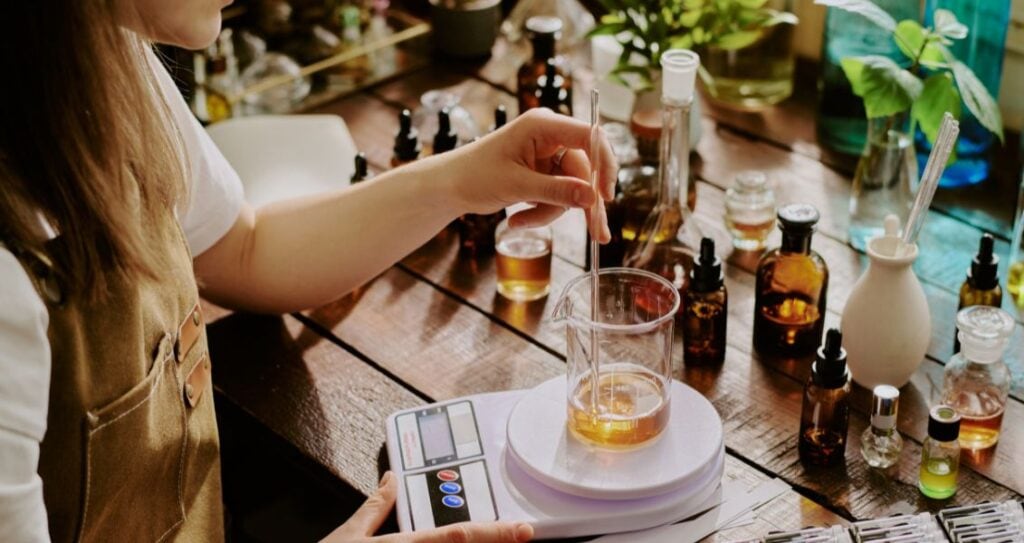 Парфумер змішує ефірні олії