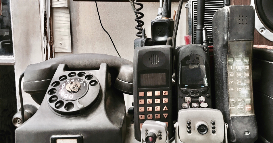 Starovynnyy telefon i staryy mobilnyy telefon