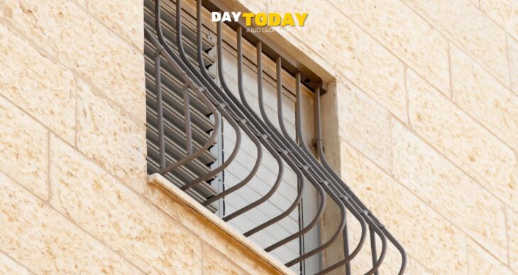 Чому деякі металеві ґрати на вікнах мають вигнуту форму?